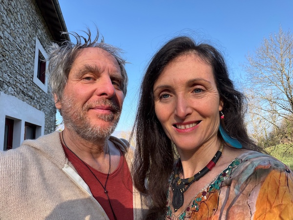 Michel et Ilénia vous accueillent à TerrAkasha pour votre séjour bien-être à Seyssel Haute Savoie - Ain